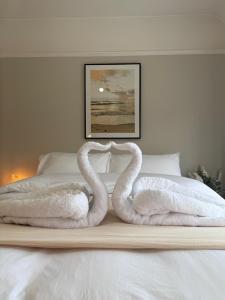 伯明翰Tayy’s Inn的床上的两条毛巾天鹅