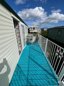 弗兰伯勒Haven Thornwick Bay - kestrel quays的阳台,带蓝色甲板的房屋
