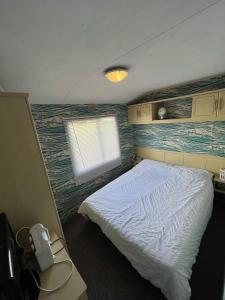 弗兰伯勒Haven Thornwick Bay - kestrel quays的一间小卧室,配有床和窗户