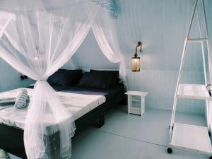 道伊斯Riu del Mar Hostel的一间卧室配有一张带蚊帐的床