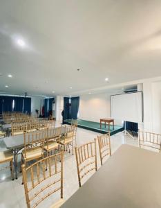 卡利博JRP Vanyard Resort Hotel的一间会议室,配有长桌子和椅子