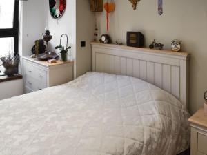 LangleyBramley Cottage的卧室配有一张白色大床