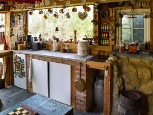 LangleyBramley Cottage的厨房配有柜台和台面