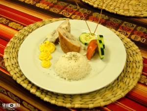 San AndrésHotel San Andrés的餐桌上放着一盘饭和蔬菜的食物