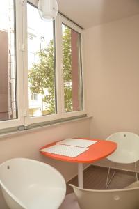 沙巴茨Apartment Venera A&M的一间设有冲浪板的桌子和两把椅子的房间