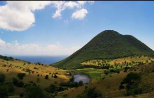 勒迪亚芒Tropi Kay' Location - Bungalow avec jacuzzi的享有2座山脉和中央湖泊的美景