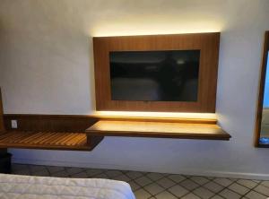 纳塔尔Hisort Piramide Natal的卧室的墙上设有平面电视