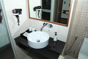 绥和市Apec Mandala Sun-Condotel Phu Yen的浴室设有白色水槽和镜子