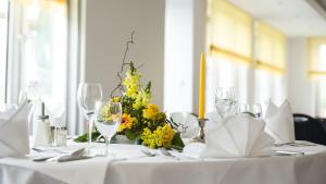格奥尔格斯马林许特瓦德索赫酒店的一张白色的桌子,上面有花瓶