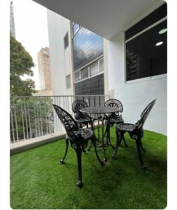 加拉加斯Renewed apt in Altamira, the heart of Caracas的阳台的天井配有四把椅子和一张桌子