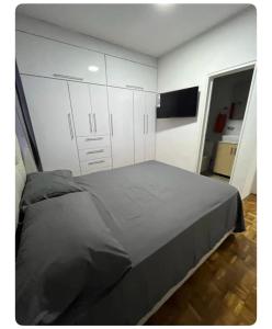 加拉加斯Renewed apt in Altamira, the heart of Caracas的一间卧室配有一张大床和白色橱柜。