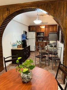 乌鲁阿潘Caza en zona residencial的厨房以及带桌椅的用餐室。