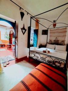 马拉喀什riad cherif的一间卧室,配有两张床