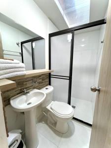 马尼萨莱斯Hotel Adel的浴室配有卫生间、盥洗盆和淋浴。