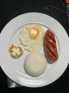 MangataremArzel's Tiny House的鸡蛋、香肠和面包的白盘