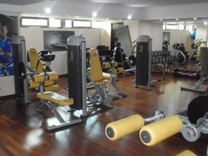 亚的斯亚贝巴萨罗玛丽亚酒店的铺有木地板的健身房配有黄色椅子和设备