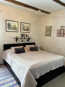 科尔莫登Marmorcafets B&B的卧室配有一张白色大床
