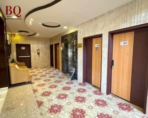 布赖代البندقية للأجنحة الفندقية بريدة BQ hotel suites的一间铺有瓷砖地板的酒店走廊
