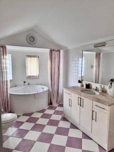 费特希耶Sunset beach club Fethiye 3 bedroom apartment的带浴缸、盥洗盆和卫生间的浴室