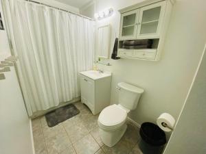 优马Munoz Home的浴室配有白色卫生间和淋浴。