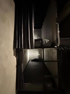 芝拉扎Cilacap Guest House的深色客房内的两张双层床