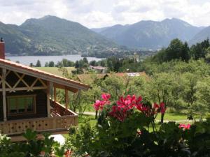 巴特维塞Suite Nuss Modern retreat的享有湖泊和山脉美景的度假屋