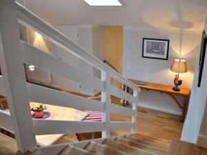 巴特维塞Suite Nuss Modern retreat的客房内的白色楼梯和书桌