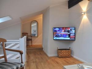 巴特维塞Suite Nuss Modern retreat的客厅的墙上配有平面电视。