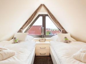 于斯德Reethuus Süd Modern retreat的带窗户的客房内的2张白色床