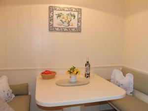 兰图姆Haus Hoppel - FeWo ground floor的一张桌子,上面放着一瓶葡萄酒和鲜花