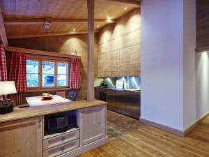 巴特维塞Suite Birch Modern retreat的一个带木制橱柜和窗户的大厨房