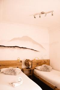 阿斯佩蒂亚Zuhaitz的配有山壁画的客房内的两张床