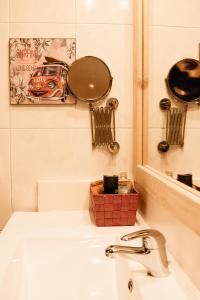 阿斯佩蒂亚Zuhaitz的浴室设有白色水槽和镜子