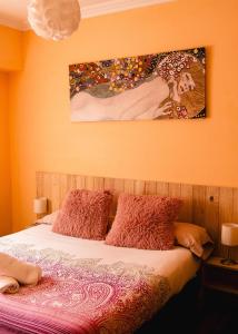 阿斯佩蒂亚Zuhaitz的一间卧室配有一张壁画床