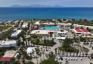 马斯蒂查里Eurovillage Achilleas Hotel的近海度假胜地的空中景致