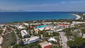 马斯蒂查里Eurovillage Achilleas Hotel的海洋旁度假胜地的空中景致