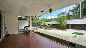 宾南邦Singa angsa house 狮鵝坊 半独立式别墅的一个带长凳和大窗户的空庭院