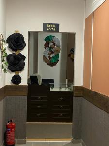 布达佩斯Allaga House的浴室设有镜子、水槽和梳妆台