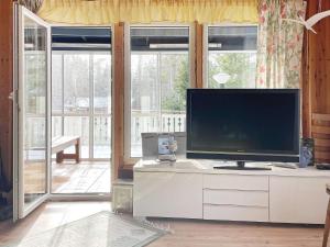 格里斯勒港Holiday home GRISSLEHAMN XV的客厅配有梳妆台上的平面电视