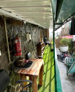 穆索里Landour Vintage Homestay的一座建筑中带木桌和椅子的庭院