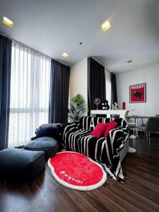 HMJ4 2BR stylish apartment on 36th floor KKC City center的休息区