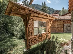 格伦Felsenhütte Modern retreat的庭院中带窗户的小木屋