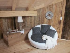 格伦Felsenhütte Modern retreat的木制客厅设有白色沙发