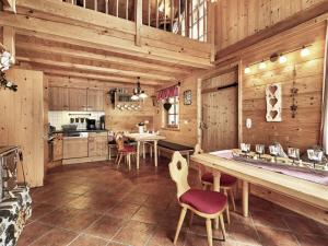 格伦at Haldensee Modern retreat的厨房设有木墙和桌椅