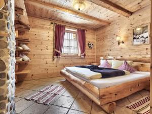 格伦at Haldensee Modern retreat的小木屋内一间卧室,配有一张床