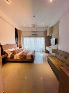 尼甘布Grand Sri Lounge - Ocean Breeze Hotel residents的一间大卧室,配有一张大床和一张沙发