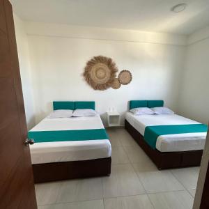 阿卡普尔科Condominio Aeromar的一间卧室设有两张床,墙上设有一面镜子