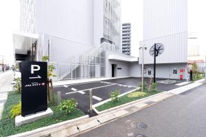富山Hotel JAL City Toyama的大楼前的停车场