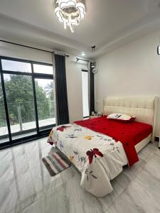 西哈努克Peaceful house的一间卧室配有一张大床和一个吊灯。