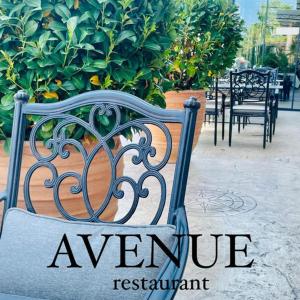 拉夫达Hotel AVENUE的上面有单词 avenue餐厅的长椅